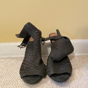 Vince Camuto Size 6 Sandals